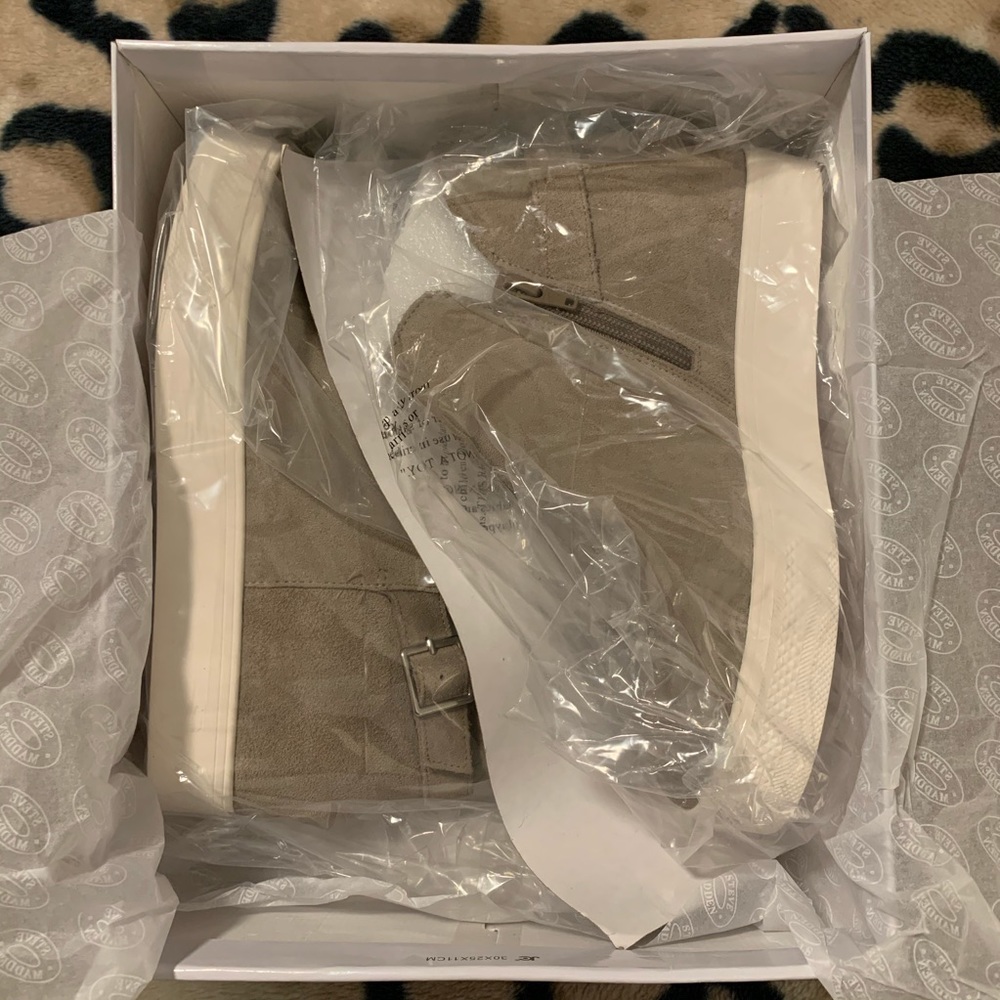 Steve Madden wedge sneaker. Grey/Suede. NWT